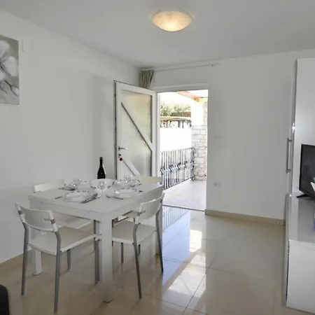 Apartament In Mit Terrasse